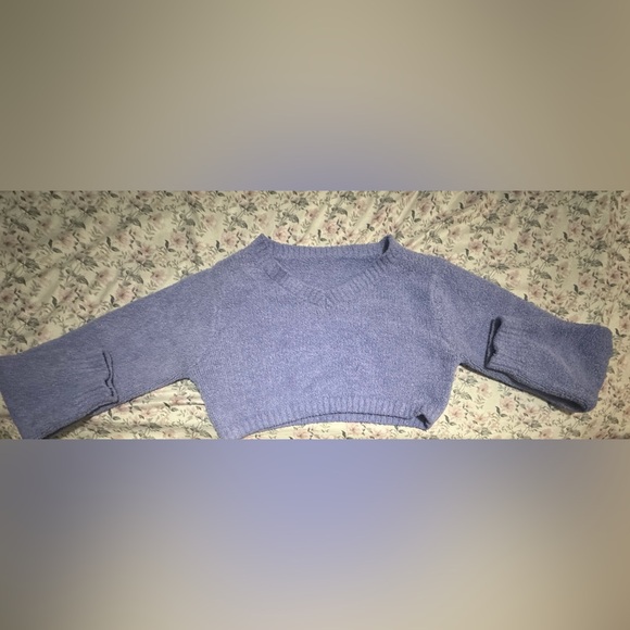 V Neck Crop Top Sweater - Picture 2 of 2